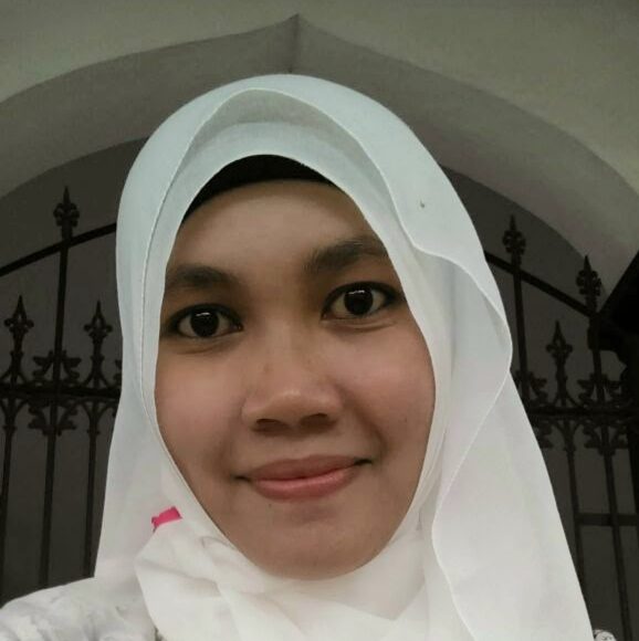Foto kasual Nurliani Erni